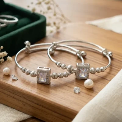 Silver adjustable kada bracelet with crystal stone and decorative silver beads