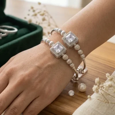 Silver adjustable kada bracelet with crystal stone and decorative silver beads