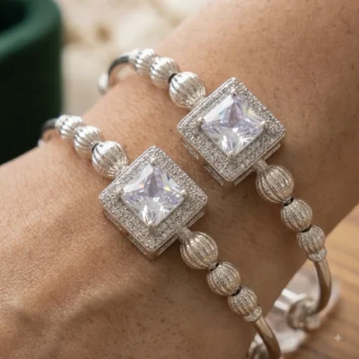 Silver adjustable kada bracelet with crystal stone and decorative silver beads